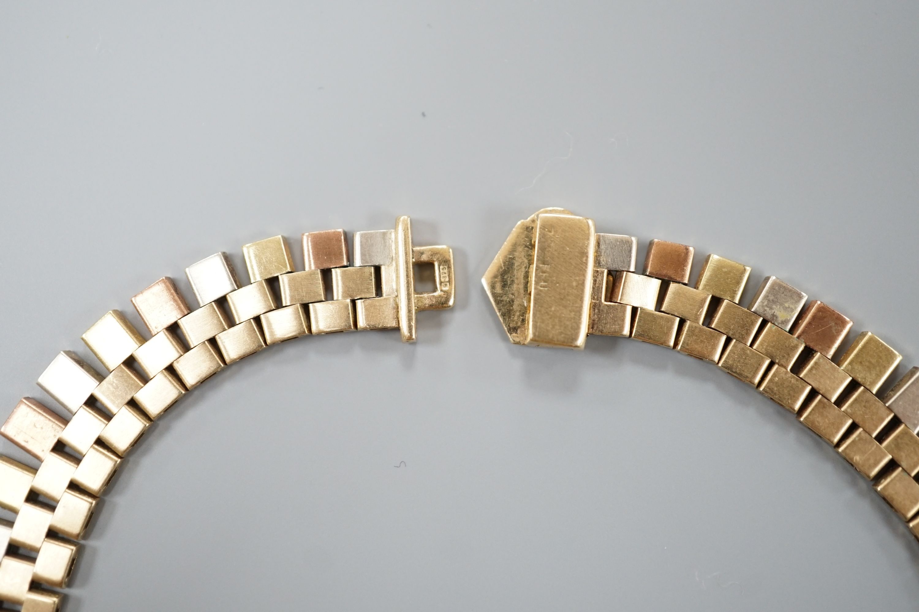 A modern three colour 9ct gold fringe necklace, 40cm, 46.7 grams.